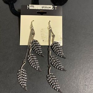 🖤NWT💕Leaf dangle earrings